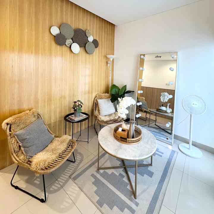 Entrance di Parhuis adalah ruang tamu kecil yang berukurn 3x4 m di bangunan bagian depan.. khusus untuk menerima tamu jauh, agar private space dibangunan belakang tidak terganggu.. 
kami menggunakan wall decor HPL lapis Taco untuk mengangkat ambience di ruangan ini

#japandi #minilivingroom #entrance #homedecor #housegoals #dreamhouse #membangunrumahdarinol #membangunrumahdenganarsitek