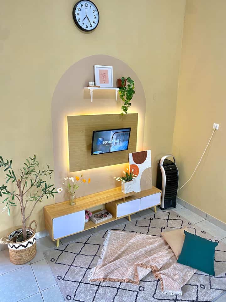 Karna kami tinggal di asrama jadi kudu cari furniture kudu cari perintilan yang harganya ramah di kantong perantau 😬
Contohnya meja tv ini harganya 400 ribuan ,
Karpet 180 ribu dan perintilan bungan artificial dibawah 10 ribuan , murce murce kan ?? 😁
Walaupun murce tapi mempermanis livingroom ini 😍 
#BendaFavorit
#RecommendedFurniture
#RecommendedDecorItems
#asramabrimob
#rumahrantau
#livingroom