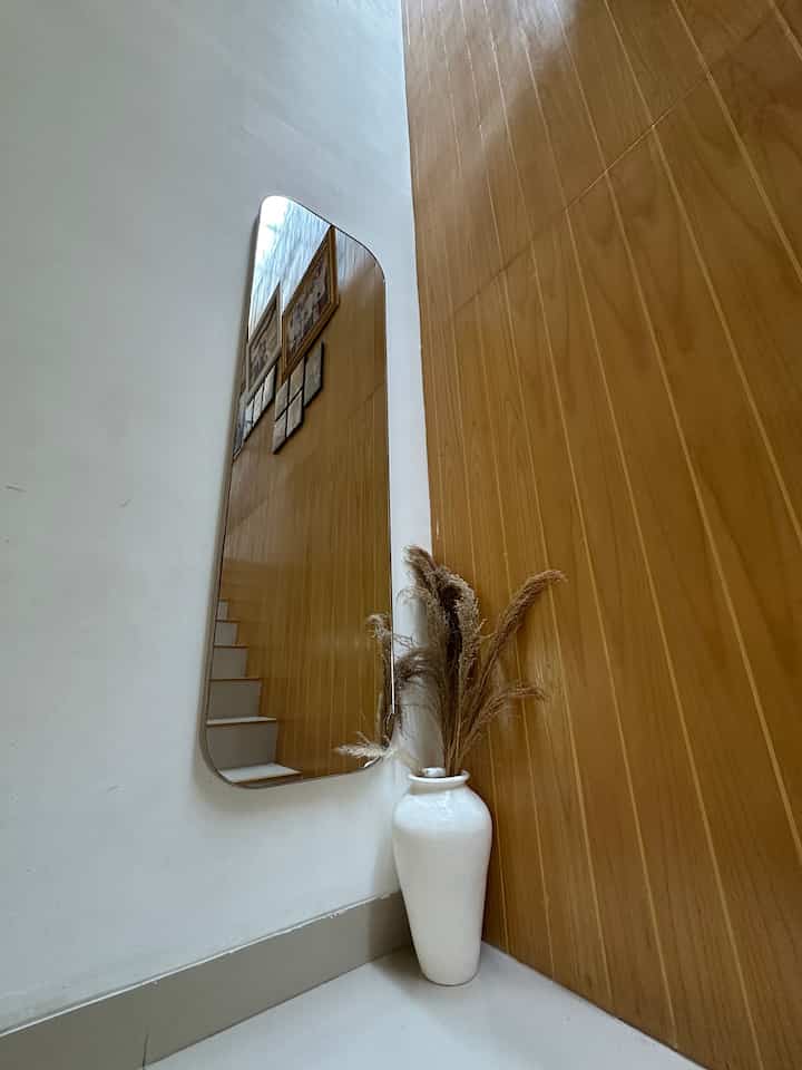 Di area tangga ini aku meletakan vanity mirror yang menjadi salah satu item favorite aku dirumah. dan juga vase dan pampas yang membuat dekorasi di area tangga ini aesthetic.. vanity mirror yang aku pesan untuk ditangga ini dari @vikypiky aku sangat suka dan puas dengan kualitasnya.. dan juga vas putih yang memperlengkap pojok diarea tangga ini💕 #BendaFavorit #RecommwndedFurniture #RecommendedDecorItems #japandi #stairs #vase #aesthericdecoration