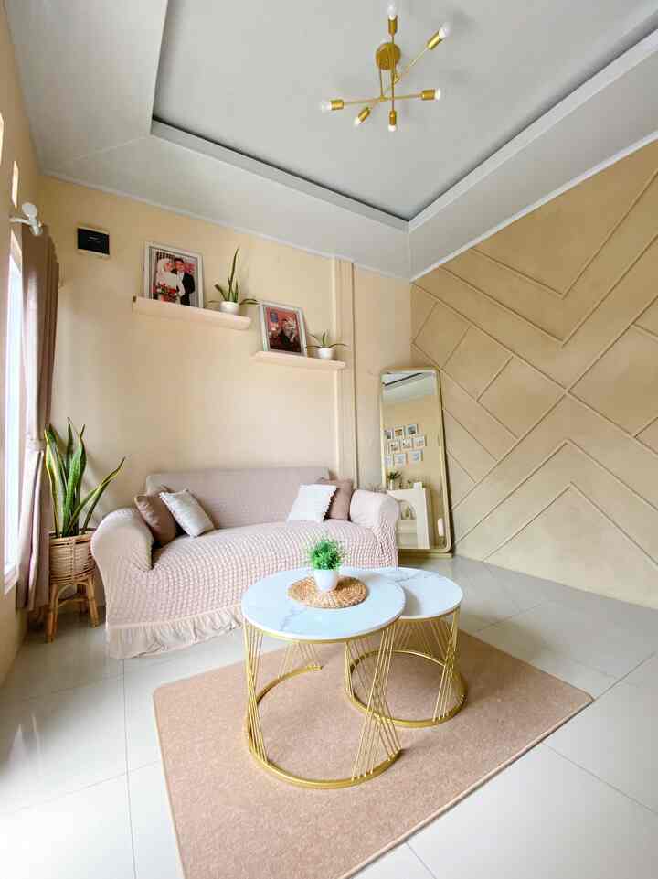 Benda favorit di ruang tamu 

Benda favoritku di ruangan ini adalah cover sofa, meja tamu, dan standing mirror. 

Cover sofa ini menjadi jawaban kegalauanku  antara ganti sofa lama atau engga. Ternyata tidak perlu buru-buru untuk mengganti sofa lama jika kondisi sofa masih dalam keadaan baik. 

Meja tamu minimalis ini menjadi favorit karena 2in1. Terdapat 2 meja bulat besar dan kecil, yg mana bisa disatukan menjadi 1 dan hemat space tentunya ✨

Standing mirror menjadi kenangan tersendiri karena pemberian tetangga depan rumah 🤗

#BendaFavorit #RecomendedFurniture #RecomendedDecorItems #minimalist #rumahsederhana #decorlowbudget #bekasi 