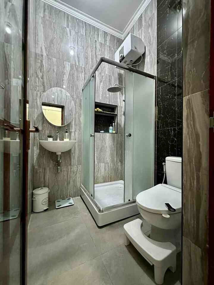 Renovasi part 4- bathroom in master bedroom

Jujurly awalnya , rumah ini gak punya kamar mandi di dalam kamar utama . 
Seperti kebanyakan rumah bawaan developer slaah satu kamar mandinya terletak diantaea 2 kamar yg pintunya saling  hadap2 an .
Naah dari pada repot bikin kamar mandi baru .. akak merubah arah pintu kamar yg satunya  dan memberi partisi dan akses baru ke kamar utama . Jadi deh punya kamar mandi dalam 😊

Naah kamar mandi ini pilihannya warna yg lebih maskulin dan gak banyak pernak pernik karena pak suamik yang lebih lama klo di kamar mandi wkkwkw.

Awalnya kukira kamar mandi berukuran. 160 x 220 gak bs bikin shower room di dlaammya .. apalagi ditambah wastafel dan cermin , namun setelah diukur2 alhamdulillah ternyata masih muat muat aja dan gak terlalu keliatan sempit kan? 😁

#renovasi #iderenovasi #renovation #renovationidea #kamarmadi #kamarmandikering #bathroom