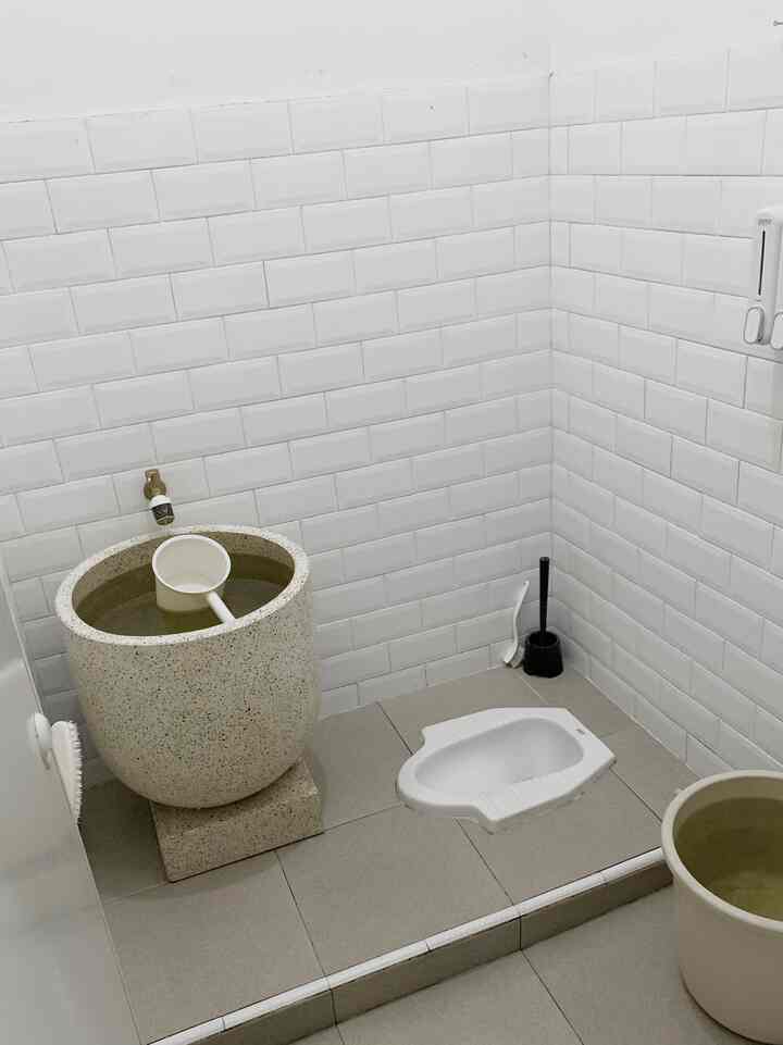 Ini adalah foto kamar mandiku yang sederhana dan simple banget, hanya ada kloset jongkok dan bak air. Pengennya sih bikin kamar mandi yang aesthetic pake shower dan kloset duduk, tapi apa daya penghuni rumah lebih suka mandi jebar jebur pake gayung terus pake kloset jongkok katanya lebih sehat juga.

Mungkin seiring berjalan waktu akan ada yg dirubah sesuai kebutuhan. 

Semoga menginspirasi🫶🏻
#bathroomideas
#klosetjongkok
#kamarmandiklosetjongkok
#idekamarmandisederhana
#recommendeditems
#kamarmandisimple