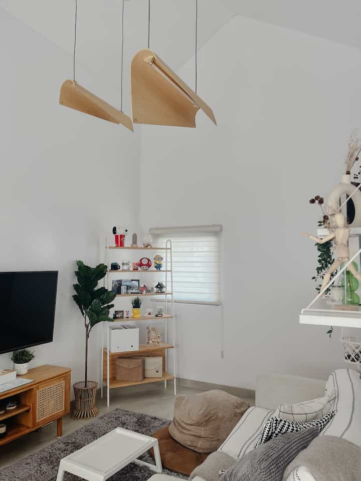 3 benda favorit ada di area living room kami, karena hobi kami adalah traveling dan mengkoleksi aksesoris dari tempat yang kami kunjungi, maka furniture terfavorit jatuh pada rak pajangan yang diletakan di pojok ruangan dan rak ambalan diatas sofa.

Lalu furniture favorit lainnya adalah sofa beserta throw blanket dan cushion covernya yang menciptakan vibes nyaman pada living room.

#BendaFavorit
#RecommendedFurniture
#RecommendedDecorItem
#scandinavian