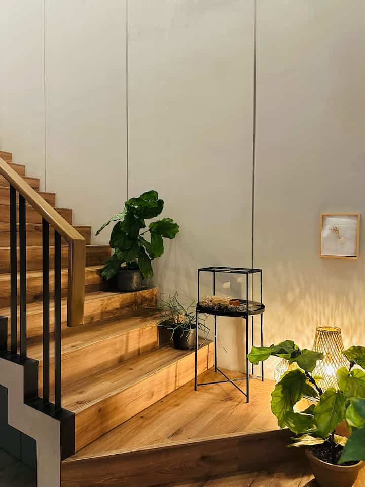 • STAIRS •
Kali ini aku ingin mendekorasi ulang tangga di rumah aku. Aku memilih untuk meredecorate area tangga di rumah aku, supaya lebih fresh dan tidak bosan. Disini aku mendominasi dekorasi tangga di rumah aku dengan menggunakan indoor plants dan lampu rattan dengan tone lampu warm light agar rumah lebih terkesan hangat dan nyaman. Semoga menginspirasi 😊

#scandinavianhouse #stairs #dekorasitangga #homedeco #homeinspo #homedesign #minimalisthouse
