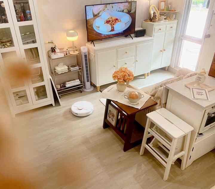 3 benda yg paling worth to buy buat ruangan mungil versi SAY Little Home :
1. Kursi tangga = menghemat tempat dan bener" kokoh terpakai menjadi kursi dan tangga untuk area dapur
2. Lemari tv rumah SAY = ukurannya yg besar muat menyimpan banyak barang
3. Lemari kaca = ini paling penting perpitingan dan gelas aesthetic untuk ngonten semua tersusun rapi di lemari kaca ini miat banyak jg #bendafavorit #reccomendedfurniture #reccomendeddecoritems #livingroom #homeinspo #koreanstyle #ruangtamuminimalis 