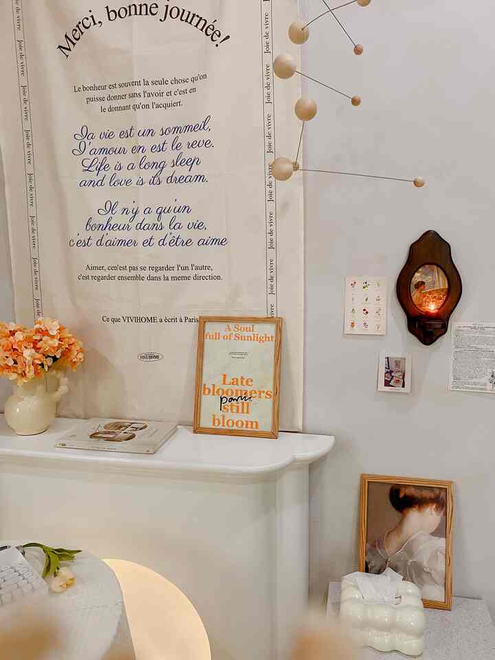 Buat ruangan ala vintage dengan dekorasi classic jadi pilihan di rumah SAY Littlehome dengan design ala France - Korean Look #livingroom #ruangtamu #fireplace #homedecor #homeinspo #ruangtamukecil #ruangkeluarga 