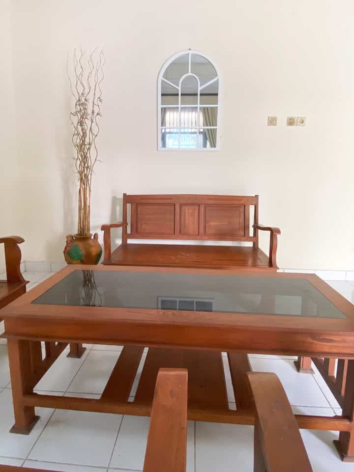 Ini adalah 3 hal favorit saya di rumah.
1. Cermin dinding kolonial berwarna putih yang memberikan efek elegan pada ruang tamu.
2. Tanaman zaitun tiruan yang sangat mirip dengan aslinya, sangat indah untuk diletakkan di sudut ruangan.
3. Rak sepatu 3 pintu multifungsi, dapat digunakan untuk menyimpan sepatu dan dapat juga sebagai sofa minimalis.
Apa hal favoritmu di rumah?

#BendaFavorit #RecommendedFurniture #RecommendedDecorItems #ruangtamu #raksepatu #artificialplants #minimalis