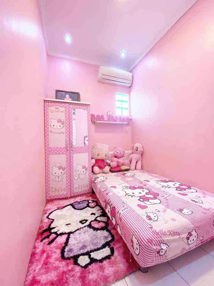 子供部屋

我が家にある唯一の女の子の部屋。他の部屋とは壁のペイントの色が唯一異なる部屋です。
わずか2×2の広さですが、住みやすさを追求しました。土地が狭いので家具はあまりありません。私たちは小さなベッド、ワードローブ、そして子供のおもちゃのコレクションとして籐の戸棚のみを使用しています。

#子供部屋 #kamaranak #rumahmungil #kamarmungil #rumahsederhana #rumahbekasi #bekasi #hellokitty