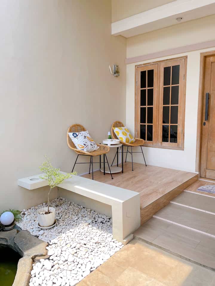 Spot santai di teras mungilku
Ada beberapa barang favorit aku disini
Diantaranya tanaman ketapang kencana variegata yang baru aja tumbuh dedaunan baru 😍
Ada kursi rotan kesayangan dan bantal dengan motif cantik dan warna yang ceria 🥰

#BendaFavorit #recomendedfurniture #recomendeddecoritem #rumahmungil #minimalist #japandi 