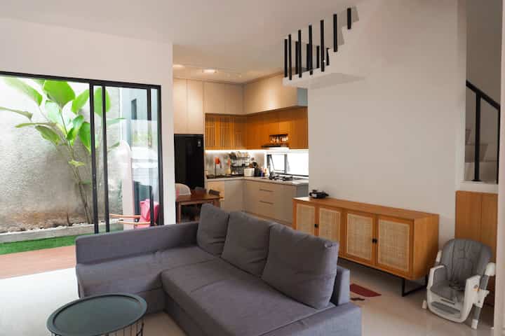 Area foyer diatas credenza yang masih kosong enaknya didekor apa yaaa? Sedang galau apakah lebih baik pasang cermin atau foto2 keluarga? Hmm sedang mencari inspirasi juga nih lewat tetangga online, semoga secepatnya menemukan yang sreg.

Btw aku suka banget sm credenza dari pandawa ini. Desainnya estetik dan isinya muat banyak!!! Lumayan membantu biar rumah kelihatan rapih terus, padahal aslinya barang2 di cemplungin kesana🤣 

#RekomendasiCredenza
#Japandi
#LivingRoomDecoration
#RumahAbuCoklat
#FoyerDecoration