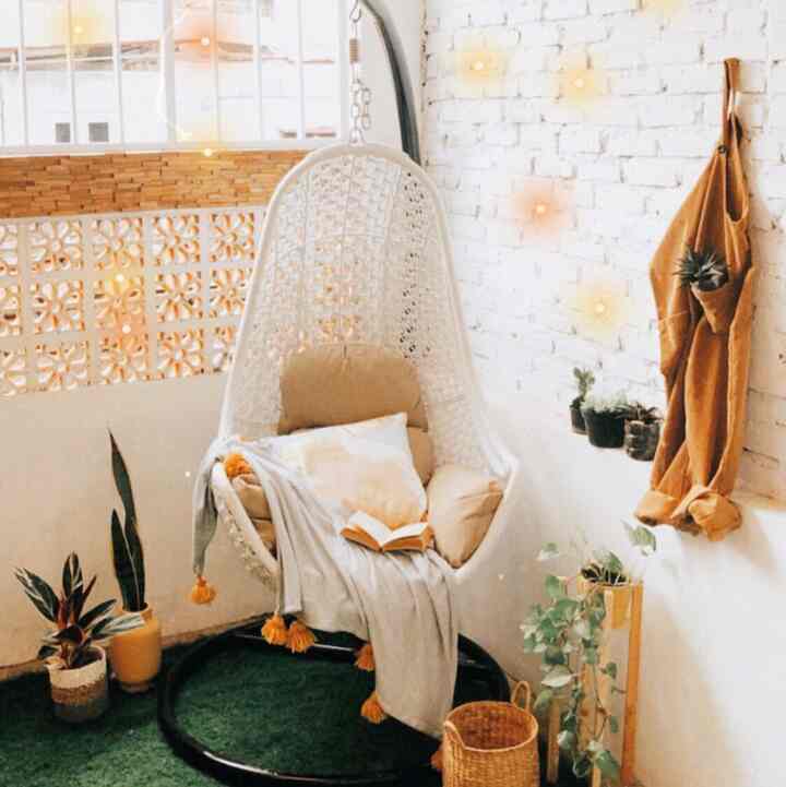 Chill room✨
Posisi chill room iki adalah di depan kamar aku di lantai 2. Aku buat corner ini biasanya untuk baca buku, scrolling sosmed, dan bersantai. 

#chillroom #ruangestetik #studiomini #teraskamar #estetik 