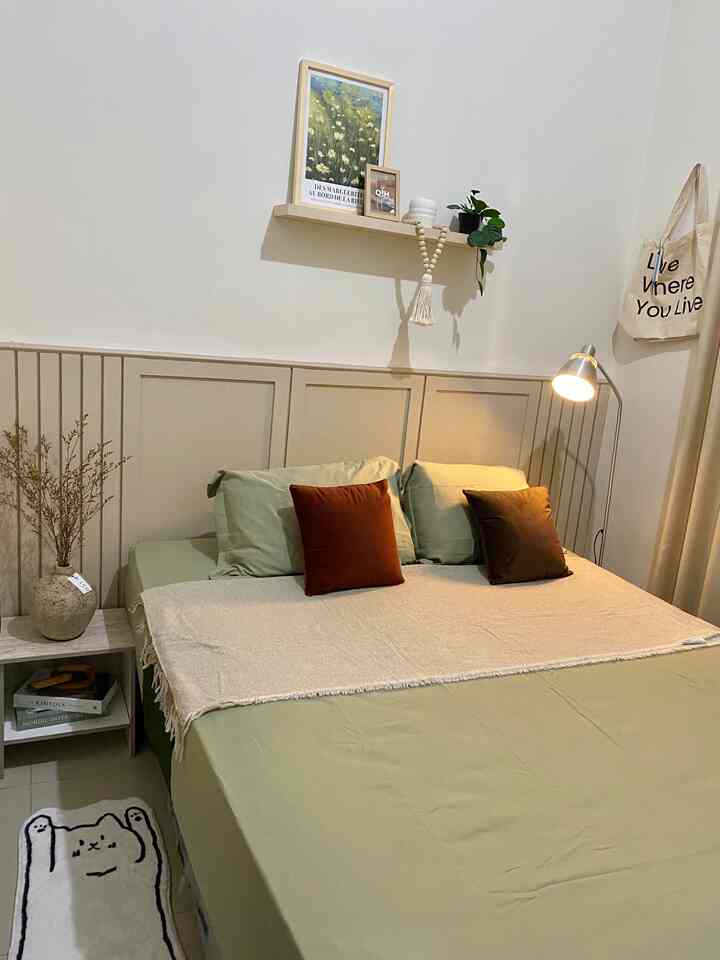 Kriteria barang yang aku suka adalah barang yang secara estetika enak dilihat, dan juga bisa cocok ditempatkan dimana saja. Pada ruangan ini, ada 3 barang yang jadi favoritku, salah satunya adalah lampu lantai LERSTA dari IKEA. Selain desainnya estetik, harganya terjangkau dan juga cukup memberikan ambience yang berbeda saat dinyalakan. Dalam keadaan lampu tidak menyala pun tetap terlihat cantik.
Ada juga selimut kecil GUNNEMOR dari IKEA, selimut ini biasa aku gunakan untuk mengcover sofa atau kasur agar tampak lebih hangat.
Terakhir adalah karpet atau keset panjang bergambar kucing yang bahannya sangat halus dan cukup mendekorasi lantai yang masih polosan.
Ketiga barang tersebut, aku biasa pindah pindahkan untuk mengisi ruangan mana yang akan aku dekorasi untuk kepentingan konten. Semoga bermanfaat :)
#BendaFavorit #RecommendedFurniture #RecommendedDecorItem