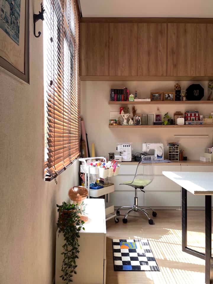 Welcome to my working space 😃. Ini adalah salah ruangan favoritku, karena disini tempat aku menaruh semua barang-barang dan decor yang aku suka dari mana saja. Aku sering menghabiskan waktu untuk melakukan hobi art and craft seperti merajut, menjahit, dll disini. 

Kalau ditanya benda favorit di rumah wahhh banyak sekali, tapi kalau boleh dipersempit dengan apa benda favorit ku di ruangan ini, jawabanku yang pertama adalah trolley serbaguna, solusi untuk penyimpanan barang dan peralatan craftku dan bisa digeser ke ruang manapun. Yang kedua tentu sajaaa tanaman, baik tanaman asli maupun artificial karena dengan adanya hijau-hijau bisa menyegarkan mata. Yang ketiga adalah keset yang baru kubeli untuk menambah kesan fun vibes di dalam ruangan kerjaku. Gimana menurut kalian? 💗
_
#BendaFavorit
#RecommendedFurniture
#RecommendedDecorItems
#RuangKerja
#RuangFavorit
#DirumahPojok
#workingSpace
#CraftroomInspo