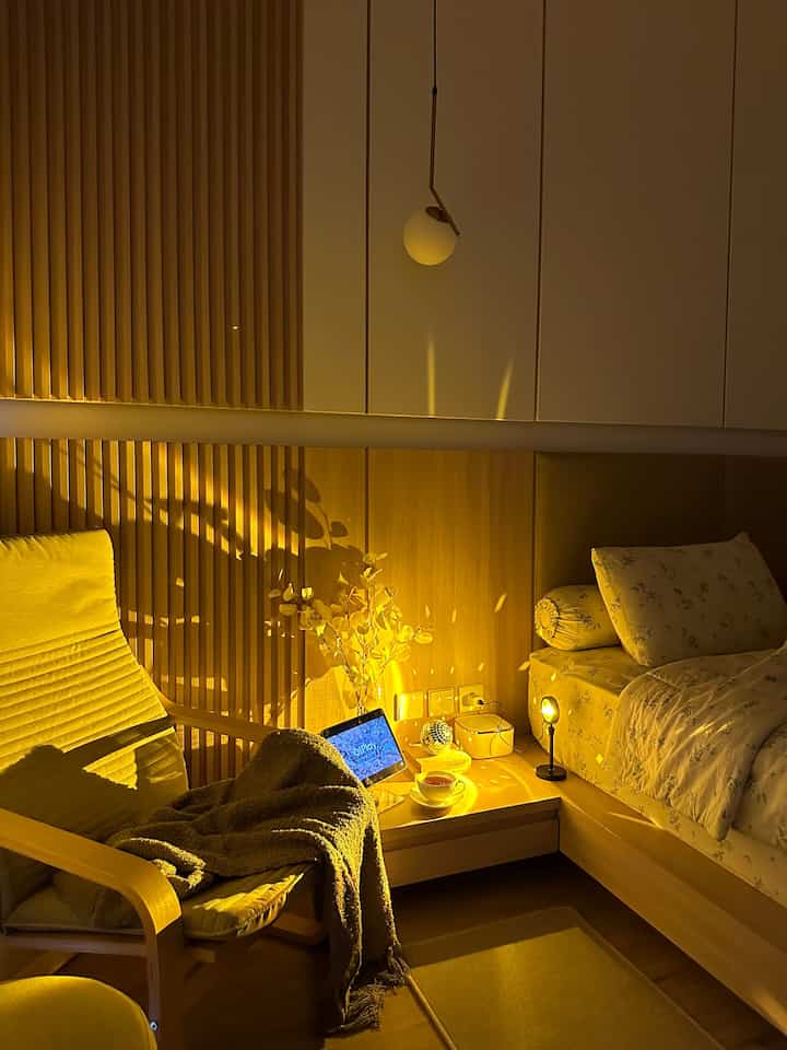 First time trying a sunset lamp in the bedroom because I saw a post by my neighbor online @angkahouse
The ambience is immediately different using this lamp 🤭

#Bedroom
#Japandibedroom
#Sunsetlamp
#Bedroom
#JapandiBedroom