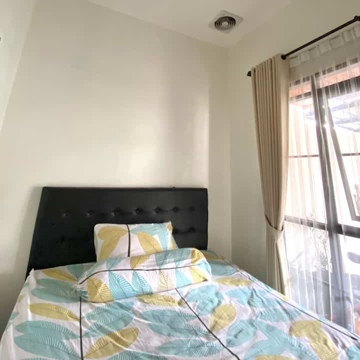 BEFORE AFTER
Sejak ikut @ohouse, semakin hari semakin belajar bagaimana membuat rumah menjadi lebih hidup. Contohnya adalah kamar tidur ini. Sebelumnya kamar ini masih berisi barang wajib seadanya. Kemudian sedikit demi sedikit mulai makeover dan mengisi dekorasi yang tentunya terinspirasi dari para ambassador O!House. Terimakasih ya sudah banyak menginspirasi✨🥹

#makeover #kamartidur #dekorasikamar #decorinspo #stylinginspo #inspirasikamartidur #makeoverlowbudget