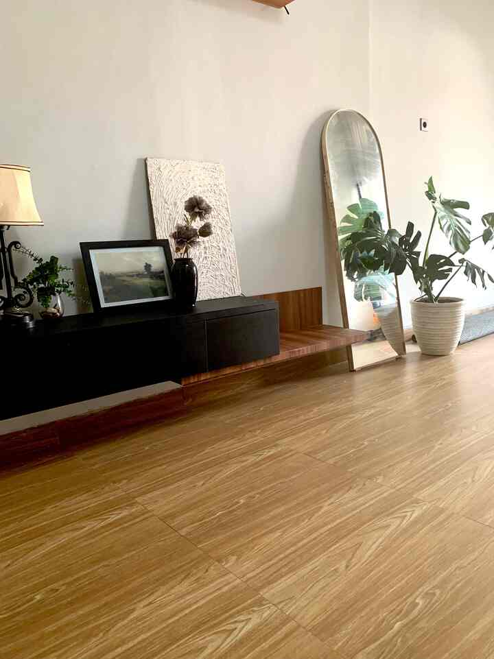 Area ini termasuk salah satu area favorite di nasrliving, karena spacenya luas dan ada standing mirror nya jadi bisa untuk spot foto , dan tanaman monstera yang sudah semakin subur jd dekorasi yg cantik.
#bendafavorit
#recommendedfurniture
#recommendeddecoritems
#rumahdeveloper
#jawatengah
#decorlowbudget
