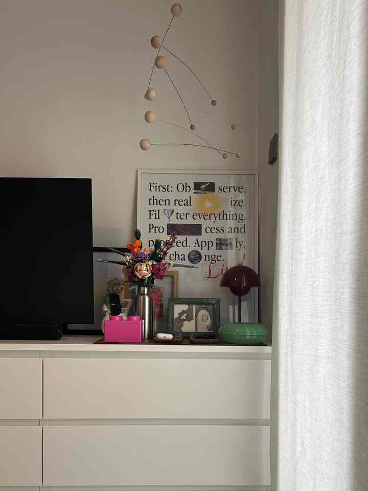 Warna warni kesayangan di ruang tamu 💙

Benda-benda mungil untuk menambah warna dan keceriaan saat lagi bersantai

#bendafavorit #recommededfurniture #recommendeddecoritems #studioapartment #lowbudgetdecor