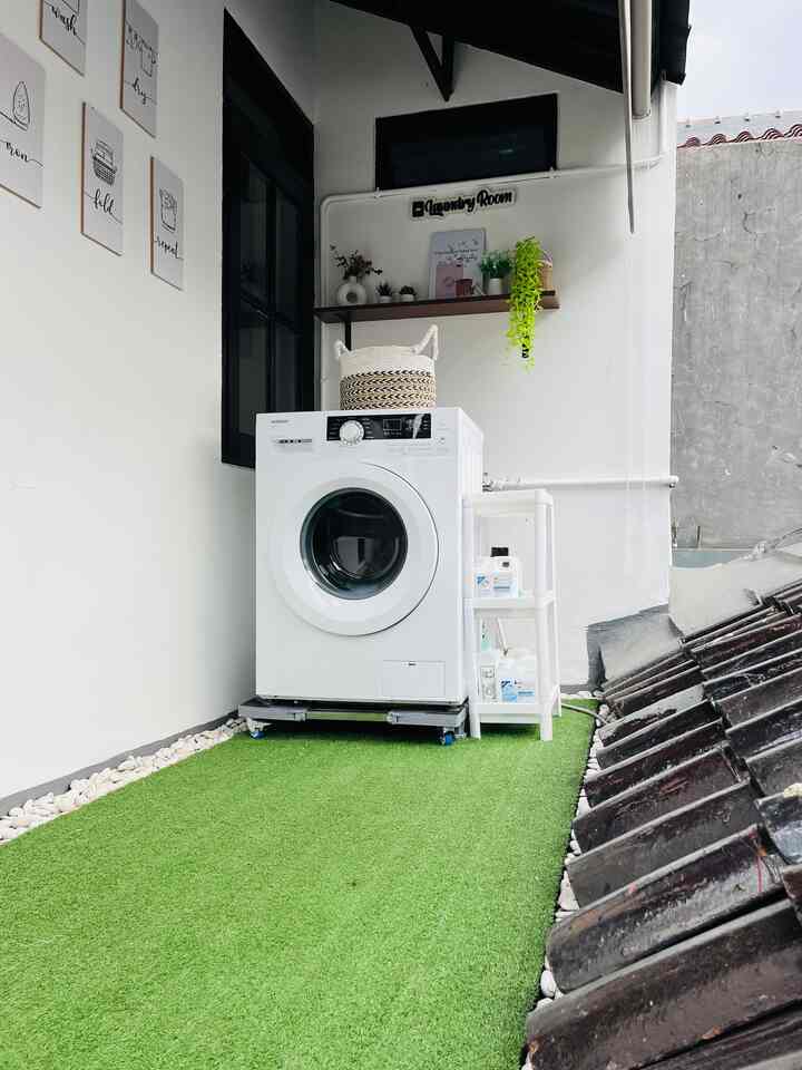 Mini laundry room

Biasanya weekend laundry libur dulu. Mini laundry room ini berukuran 1 x 3 meter, memanfaatkan dak di lantai atas.

#laundryroomideas #minilaundryroom #rumahtingkat #depok #laundryroomdecoration #inspirasilaundryroom #homeinspo #laundryroomoutdoor