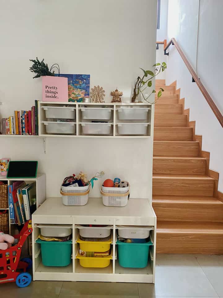 Current favorit spot buat pajang perintilan dekorasi adalah diatas trofast mainan anak.
Karena akhir-akhir ini suami lg hobi banget beli puzzle di KKV & daripada puzzlenya nganggur setelah dirakit jadi kita manfaatkan buat jadi pajangan aja.
Ternyata unik juga ya kalo puzzle-puzzle itu dijadiin pajangan. Adakah tetangga online yg koleksi puzzlenya KKV buat dijadiin pajangan?
#BendaFavorit
#RecommendedFurniture
#RecommendedDecorItems
#PlayroomIdeas
