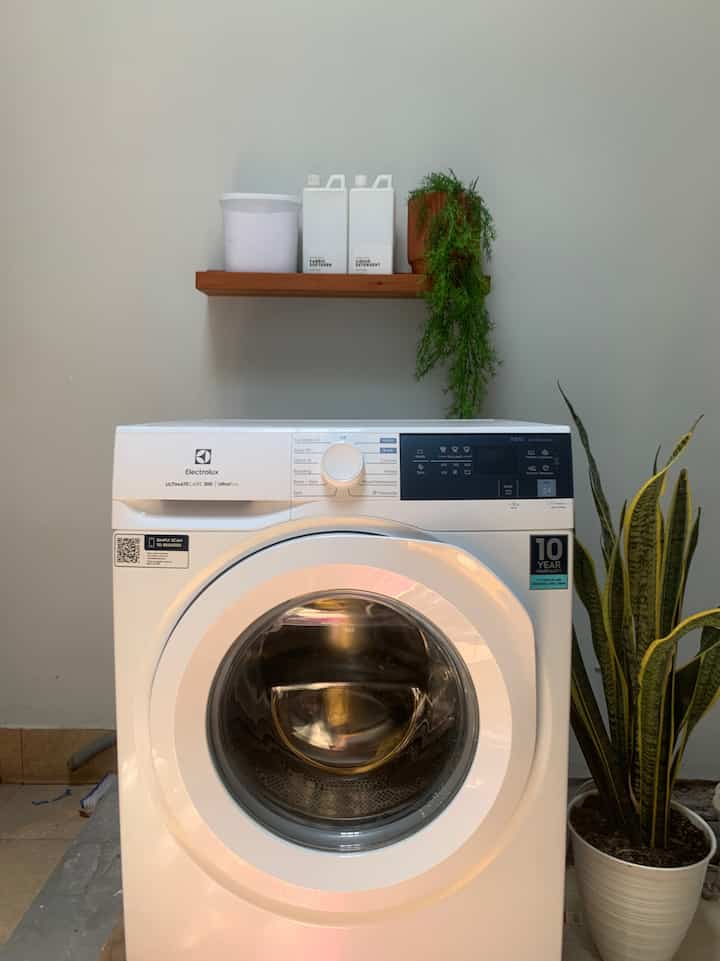 Area laundry ini dengan dekorasi minimalis dengan fungsi maksimal, karena rutin untuk kegiatan mencuci baju dan area basah. Nuansanya putih agar terlihat luas dan bersih.
#nasrliving
#laundryroom
#rumahlowbudget
#homeinspo
#rumahdeveloper
#rumahminimalist