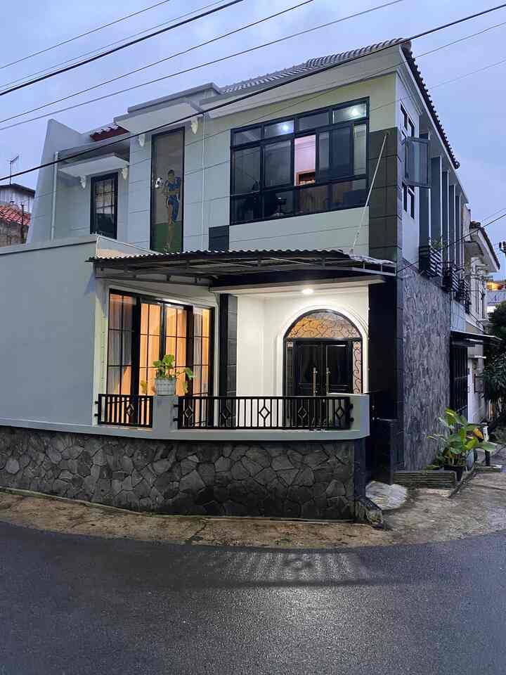 Sejujurnya ini bagian fasad satu2 nya yang belum terjamah renovasi termasuk kanopi nya ☺️ 
(Sengaja belum dibongkar karena ada rencana buat nambah bangunan jadi dibiarkan giti dulu aja sambil nunggu uang nya terkumpul) 

Tapi dari bagian fasaf yang paling aki suka adalah batu alam dipadukan dengan warna abu hitam yang makin terlihat seperti rumah milenial yang cool tapi garang gitu tapi eh tapi bagiti masuk ke dalam rumah nya disajikan dengan nuansa minimalis modern dan warm di beberapa bagian ruangan ☺️ seperti itulah sedikit cerita dari bagian fasad ini. 

#fasad
#rumahminimalismodern
#rumahmodern
#rumahmilenial
#rumahindustrial
#renovasirumah
