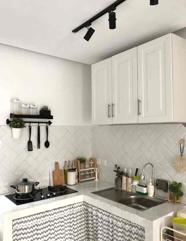 Kalau ditanya apa saja barang atau benda favorit kamu dirumah jawabnya adalah di area dapur ini karena tanpa 3 benda tersebut di dapur ini rasanya ada yang kurang. 
Yang pertama yaitu rak bumbu, perannya sangat penting loh buat penyimpanan botol-botol bumbu yang tiap hari selalu dipakai untuk memasak.
Yang kedua yaitu oil pot, gak kalah penting nih perannya di dapur tanpa oil pot pasti dapur ini akan ada pemandangan mangkuk berisi minyak bekas 😄 tentunya pemandangan tersebut bisa mengganggu keaesthetikan dapur ini kan. 
Yang ketiga yaitu gunting aeasthetic dengan anti slip, gunting ini juga wajib ada di setiap dapur dan harus terlihat biar saat refil-refil di dapur jadi mudah. 
Jadi itulah 3 benda favoritku karena dengan adanya  mereka bertiga menambah nilai estetik dapurku yang mungil ini. 

#bendafavorit
#recommendedfurniture
#recommendeddecoritem
#perabotdapuraesthetic
#kitchendecoration
#kitchendecoritem
