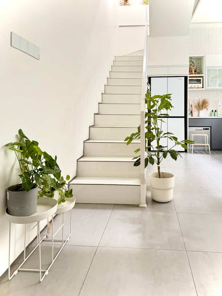 階段下の収納の装飾と活用法。

家の面積が限られており、広いスペースが必要だったので、リノベーションの際は土地の利用と収納について真剣に考えました。そのうちの 1 つは階段のこのセクションにあります。

キッチンの隣の階段と主寝室のドアだけを生きた観葉植物で飾りました。ホワイトとグレーのクローズポットカバー付き。

一方、私たちは階段下の収納を使用して、キャットフード、スナック、電子レンジ、ディスペンサー、コーヒーコーナー、パントリーを保管し、人がアクセスできるようにしています。

階段下の収納はキッチンセット業者さんにキッチンに合わせたカラーで特注で注文しました。

#ブッシュハウス #dekorasiTangga #tanggarumah #stairwaydecor #storageinspiration #coffeecorner