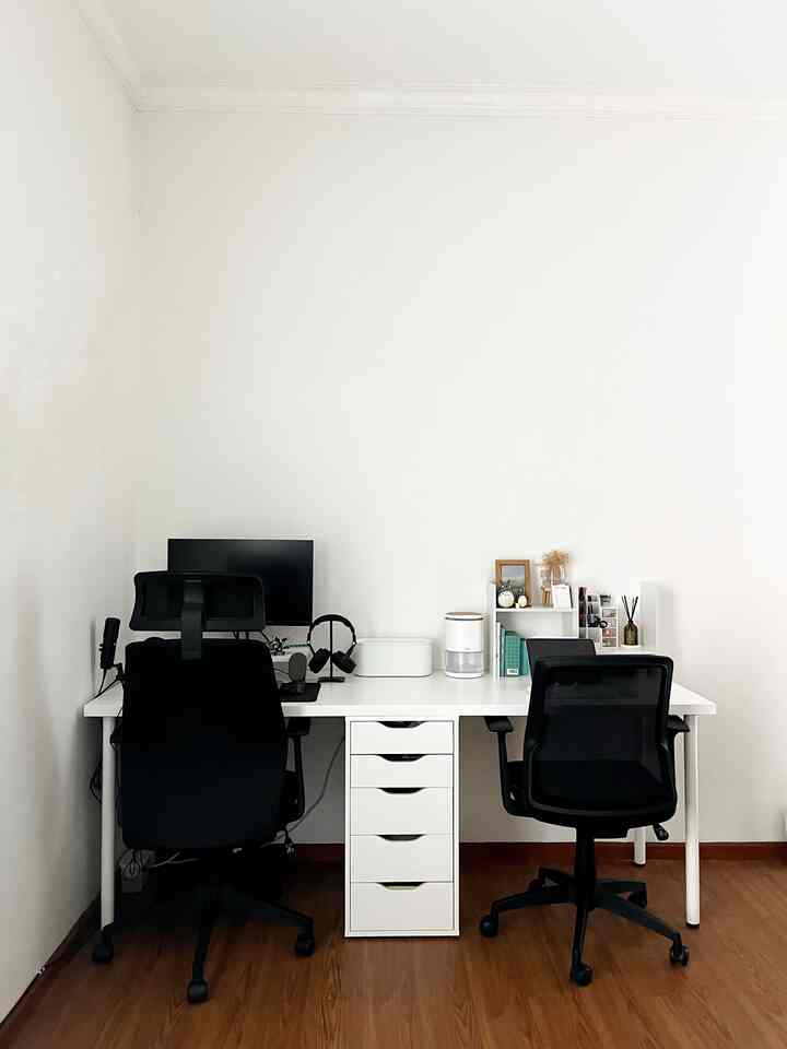 Area ruang kerja #rumahmaknaa berada di sebelah kasur. Kami memanfaatkan area 1,5 x 2,5 meter. 

Pemilihan furniture berwarna putih agar senada dengan furniture yang ada di kamar tidur. 

Dekorasi di area ini masih sangat minim. Kedepannya kami berencana untuk menambah ambalan berwarna kayu. Semoga bisa segera terwujud 🥰
#homeoffice #minimalisworkingdesk #minimalisdesk #minimalist #tinyhouse #ruangkerja