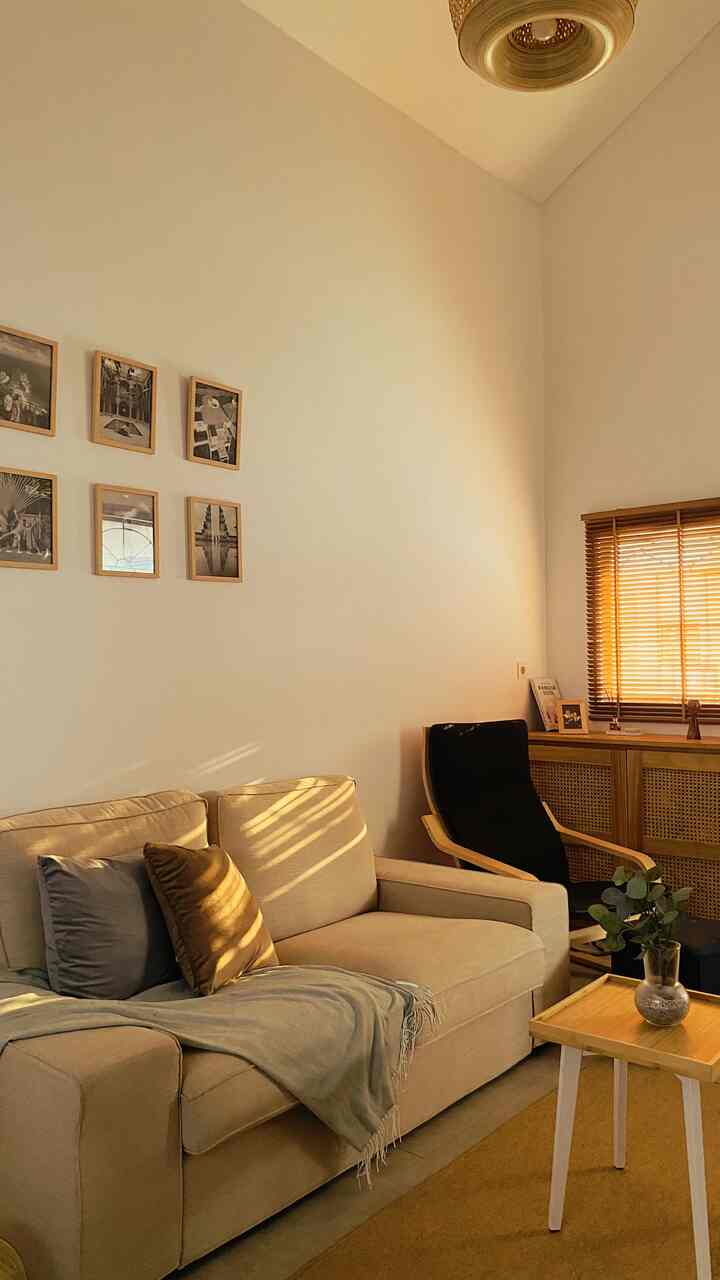 Spot cahaya di awhouse.

Hal yang paling suka banget tuh pas bagian cahaya matahari masuk ke dalam rumah.. biasanya area belakang di pagi hari, kamar mandi di siang hari, dan ruang tamu di sore hari.

jadi setiap sudut rumah ini masuk cahaya matahari🤍

salah satu cara agar rumah ga lembab juga bisa memaximalkan cahaya dirumah ya🤗🤎

#livingroomideas #bathroomideas #musholla #homescandinavian #homeinspiration #livingroominspo #backyard 