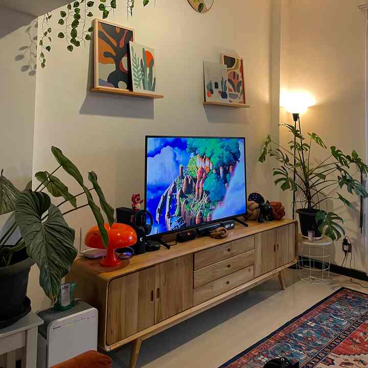 Menambahkan wall-art pada living room kami ternyata bisa bikin tambah cantik ✨ #livingroom #bohemian #indoorplants #homedecor #inspirasiruangtv #homedecorinspo #ruangtv #wallart #decoration