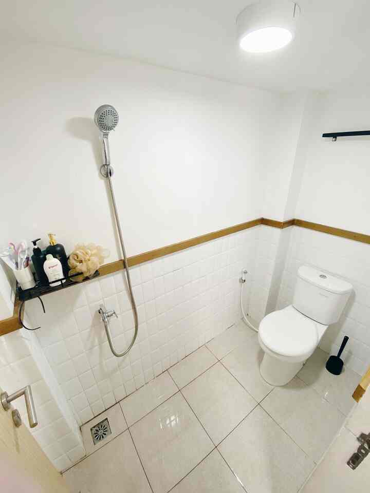 Kamar mandi umum yang berada di lantai bawah ini yang biasa di pakai oleh siapapun hehe tamu atau kami sendiri sebagai pemilik rumah.

#industrialtoilet #industrialhome #industialbathroom #bathroom #simplebathroom
