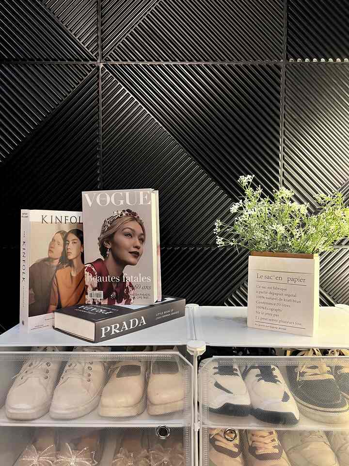 Selain membuat rumah menjadi nyaman untuk ditinggali, rasanya memberikan sentuhan tampilan keestetikanya jadi lebih bagus. Produk-produk atau perintilan dekorasi ini pin tidak meluli harus mahal, masih banyak perintilan dekorasi yang sesuai dengan budget kantong kita. 

Vas kertas/flower paperbag dan pajangan buku ini simple namun memberikan kesan lucu dan simple minimalis.

Untuk area pintu masuk kami memberikan aksesoris lukisan simple dan menutupi meteran dengan kotak listrik, selain kebih rapih, memberikan kesan estetika penglihatan setiap orang yang masuk ke rumah.

Karena kami tidak bisa merawat tanaman hidup, jadi di rumah ini ada beberapa tanaman artficial, dan sebagai pendukung tanaman tersebut, kami memberikan sentuhan standing pot supaya lebih kokoh fan rapih.

Semoga bermanfaat dan menginspirasi ya.

#BendaFavorit 
#RecommendedFurniture
#RecommendedDecorItem