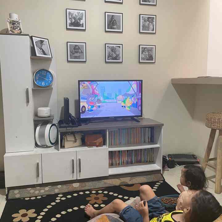 Ruang Keluarga

Tempat yang nyaman untuk anak-anak santai sambil nonton tv. Di area ini pun diselipkam beberapa buku untuk anak-anak eksplore dan belajar baca juga.

Ruangan yg menyatu dengan ruang makan dan dapur. Kita padukan dengan beberapa foto, tak tv dan buku, serta beanbag mengganti sofa agar terlihat luas dan nyaman.

#rumahdalamgangskm
#runagkeluarga
#familyroom
#rumahminimalist
#decorlowbudget