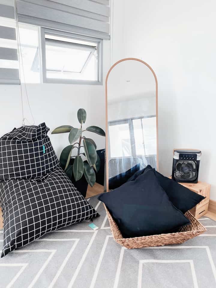 Spot Favorit Keluarga 
diruangan ini kita bisa bersantai bersama ngobrol dan mencari inspirasi untuk pekerjaan. 
benda Favorite aku disini adalah bean bag. selain membuat kita duduk nyaman, ergonomic ditambah dengan Cooler portable yang menambah semliwir angin menjadi ruangan ini adem.

ada juga Walldecor yang sengaja tidak ditempel di dinding, namun diletakan di atas meja memberikan kesan simple. 

#bendafavorit #recommendedfurniture  #recommendeddecoritems #rumahsimple #rumahjapandi #japandistyle