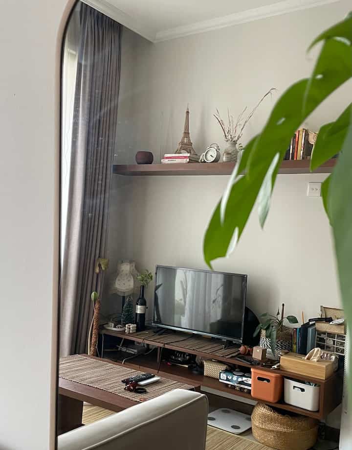 Ruang Keluarga di apato.ra ini selalu ada saja spot yg bisa dijadikan konten, termasuk air cooler yg saya pilih dari warna dan bentuknya sangat sesuai untuk apartemen dan pengganti AC yg terkadang bikin boros listrik.
Storage tertutup juga sangat berfungsi untuk menyimpan barang2 yang tercecer. 

#apartement #livingroom #livingroomideas #aircooler