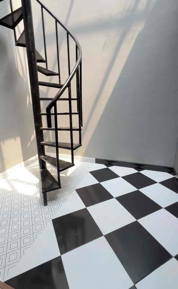 Renovasi area laundry room dengan minim budget juga bisa jadi cantik kok. Renovasi area bawah tangga ini yang akan difungsikan area laundry room cukup menghabiskan budget kurang lebih 2jt. Bagian yang di renovasi adalah pemasangan keramik. Walaupun keramik yang digunakan tidak mahal bahkan tidak branded, namun dengan pemasangan model diagonal seperti ini memberikan kesan yang elahab dan gagah.

#rumah #RenovasiLaundryRoom #PemasanganKeramik #DekorasiLaundryRoom #KeramikDiagonal #RumahMinimalis #DekorasiRumah #RumahIdaman