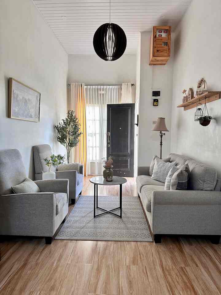 Walldecor livingroom baru di up grade

Baru aja walldecor tiba dan semangat dong langsung di pasang, walldecor dengan tema vintage dengan frame berwarna gold agar terlihat lebih warm ruangan ini, saat ini jadi item favorit di ruangan ini termasuk Vas dan Rug dengan warna senada.

#BendaFavorit #RecommendedFurniture #RecommendedDecorItems #ModernFarmHouse #BandaAceh #LiveWithKids