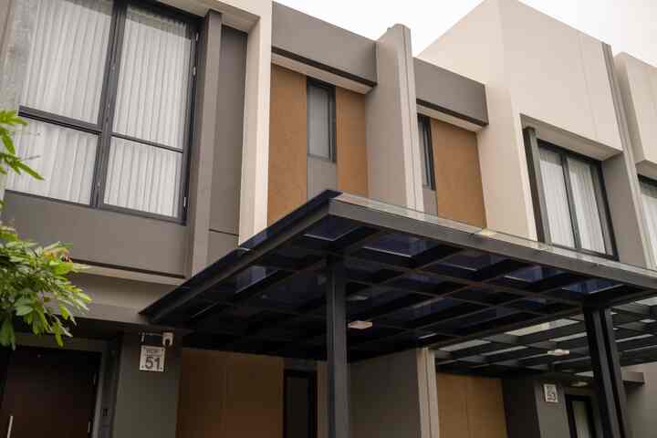 Tampak rumah depan pasti yang bakal buat kita jatuh cinta pada pandangan pertama

Buat kami, rumah kami itu unik banget dengan tampak depan ga kyk rumah pda umumnya

Di depan rumah kami ini, kami tambahin beberapa aksesoris seperti kaca film, cctv, dan stepping stone

#minimalist
#exterior
#rumahmungilku
#homeideas
#clusterhome