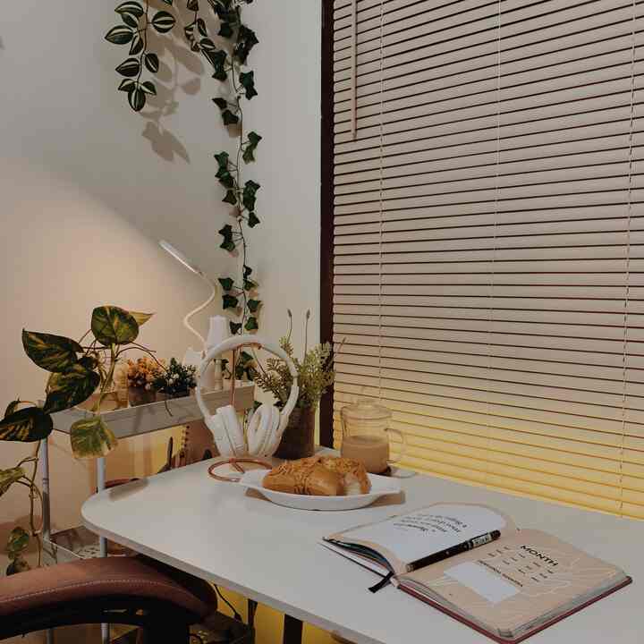 Night vibes ✨
Minggu malam adalah pra Senin.
Udah mulai mikirin kerjaan, bahkan ada yg udah mulai kerja mungkin? seperti aku yang mulai coret coret planning di buku planner kesayangan.
Kalo kamu masih bisa menikmati Minggu malam, nikmati sebaik-baiknya, hehe.

#NightVibes #DeskRoom #DeskDecor #DeskInspo #DecorLowBudget #Minimalist #Cilegon 