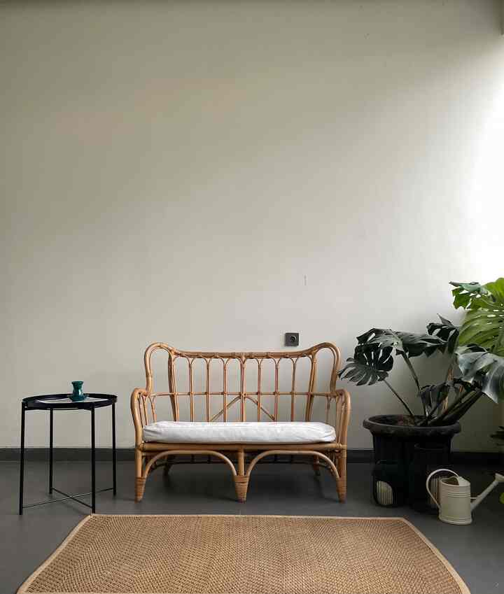 Ini adalah ruangan foyer di lantai dua DirumahPojok yang semi outdoor. Terkadang kami suka bersantai sore di ruangan ini sambil minum teh hangat, sembari menyiram beberapa tanaman yang ditempatkan di pojok ruangan.
_
#foyer
#semioutdoor
#balcony
#homestyling
#dirumahpojok
#tropicalhome