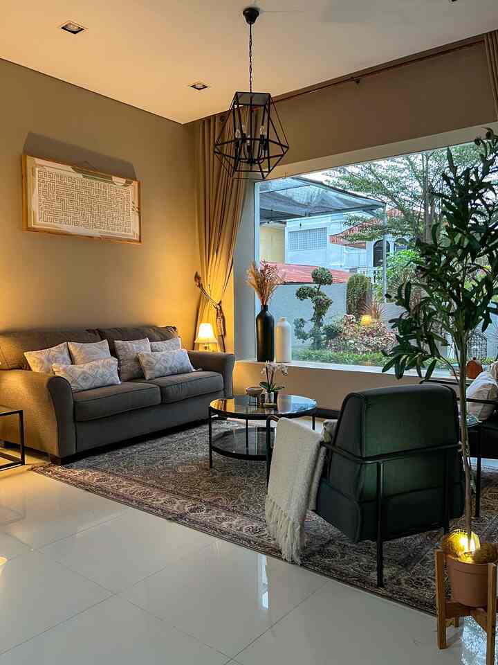 Ini adalah 3 ruangan yang paling aku suka karena sengaja aku dekor dengan furniture yang astetik , pada ruang tamu ada item paling favorit dan juga benda yang paling sering ditanya beli dimana, yaitu sofa dengan gaya industrial klasik , lalu ada meja kopi dengan printilan astetik, terutama rak kayu sebagai item penting untuk meletakkan gelas2 kopi , aku suka banget pojokan ini, dan yang terakhir itu adalah ruangan atas dengan meja bulat ala2 korean style yg viral banget, emang meja nya sebagus itu dimana harga nya juga sangat2 terjangkau #BendaFavorit #RecommendedFurniture #RecommendedDecorItems #rumahminimalis #ideruangan