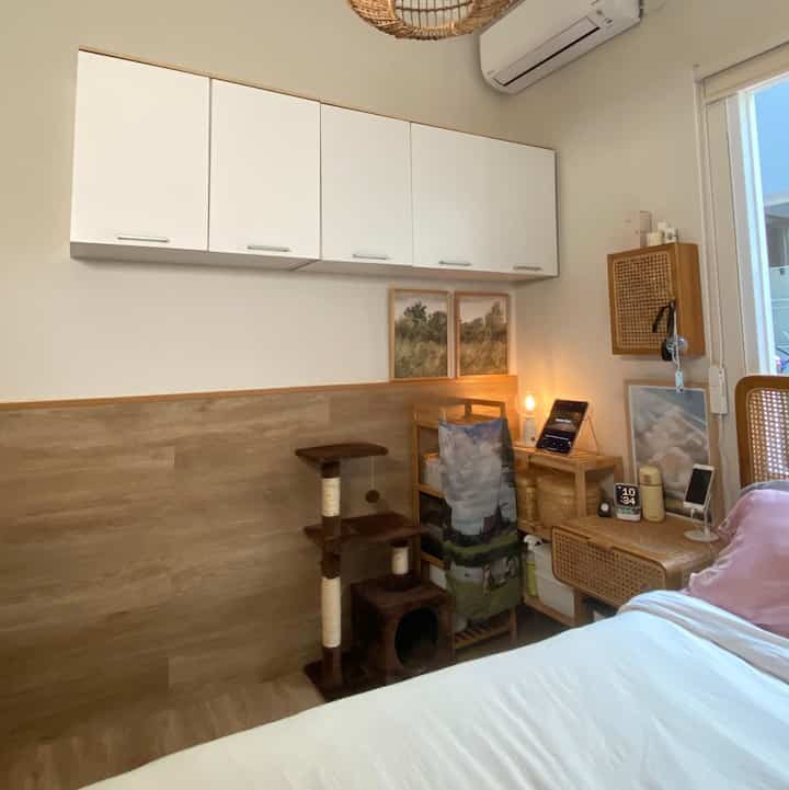 Kamar tidur utama

Ukuran 3x3 dengan penggunaan lemari gantung bikin ruangan jadi lebih maksimal penyimpanannya.

#bedroom #ruangtidur #lemarigantung #storage #dekorrumah #homedecor 
