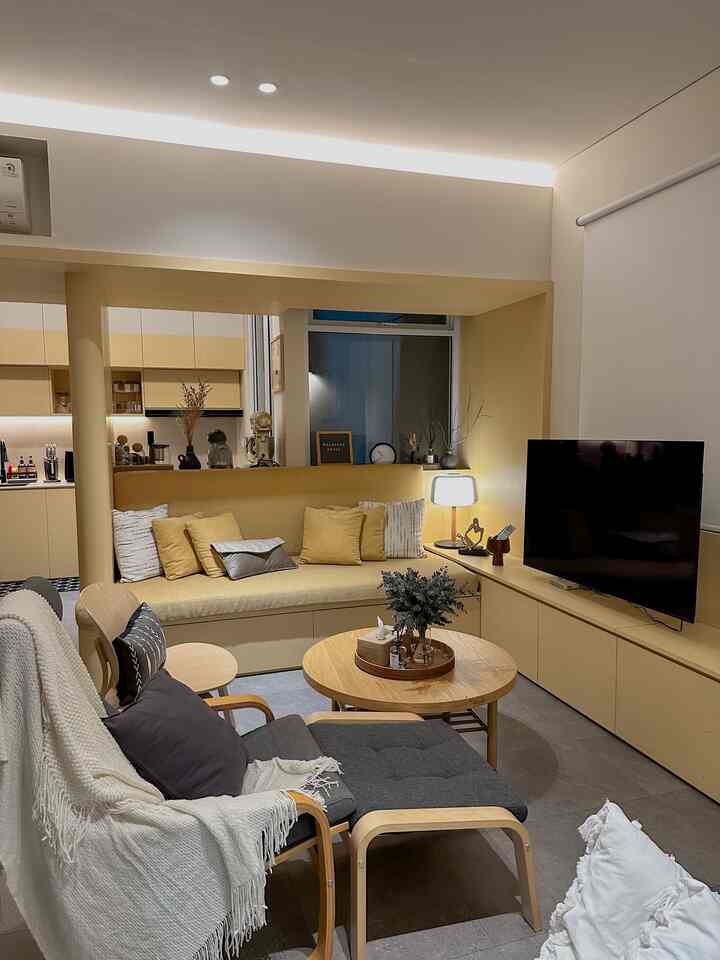 Kalo bicara barang favorite dirumah ini,
Aku punya 3 barang yang lagi aku suka banget,
Yaitu kursi poang dan kursi kecilnya untuk kaki, aku suka banget nonton leyeh2 dikurai ini 🥰, kemudian mixer impian ku yang belum lama aku beli,dan lampu meja dari ikea yang model nya tuh minimalis dan elegan banget…
Warnanya memberikan efek tegas dirumah ini.

#BendaFavorite #RecommendedFurniture #RecommendedDecorItem #JapandiHouse #JapandiHome 