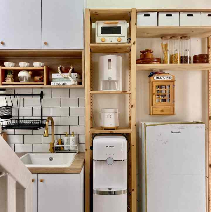 Benda Favorit di Rumah

1. Rak Ivar Ikea, aku suka karena rak ini adjustable, dia bisa menyesuaikan kebutuhan dan space yang ada, bisa diubah ubah sesuai selera, penataannya jadi ga ngebosenin.
2. Dispenser, aku suka banget sama desain dan warnanya, desainnya elegan, looknya clean simpel gitu, aku juga suka karena dia udah cukup canggih sih menurutku, dia udah touch button dan punya teknologi ozone self-cleaning. 
3. Ricecooker, ini adalah barang elektronik estetik pertama yang aku beli, waktu itu aku baru menentukan mau dibawa kemana style rumahku, aku awali dengan beli rice cooker ini, sampe sekarang aku masih cinta banget sama rice cooker ini, dan sampe sekarang belum kepikiran untuk berpaling ke rice cooker lain. 

#BendaFavorit
#RecommendedFurniture
#RecommendedDecorItem
#RumahCluster
#RumahDeveloper
#Bekasi