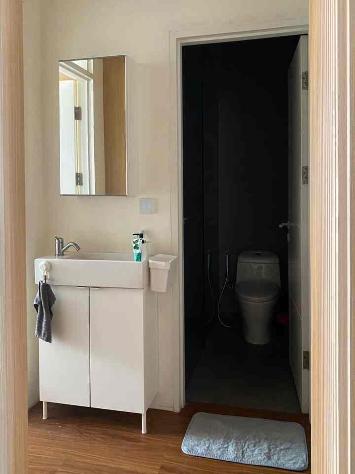 Nah kalau ini area transisi yg menyambungkan area living room dgn area private. Awalnya area ini sebenarnya terbuka, tapiii waktu proses design kita memutuskan buat bikin hidden door supaya area private seperti kamar & kamar mandi bisa agak ‘tersembunyi’. Dia area transisi ini bener2 cuma wastafel & kabinet yg ukurannya kita sesuaikan supaya pas dgn tembok yg ada😄
#japandi #hiddendoor #bathroom #homedecor #bathroomstyling 