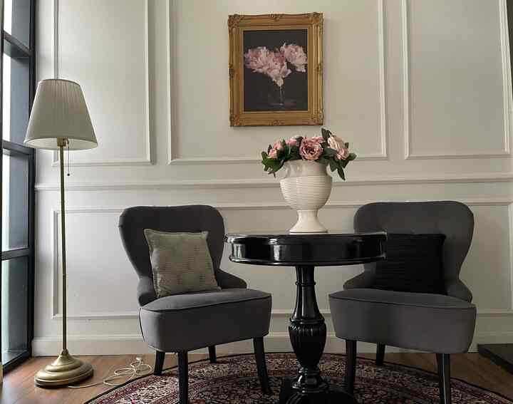 Hi classy neighbors, ngak sabar pengen ngasih tahu  wall decor baru yang terpasang sekira dua hari lalu. Ini wall decor produk sendiri dan sedang bersiap untuk berjejer di marketplace. Akh gimana menurut kalian? Kerasakah aroma classic wall decornya? 

Aku juga kagi seneng banget dengan karpet hitam berbaur warna pink kemerahan yang mewarnai ruangan penerima ini.

Oh ya sofa abu2 yang bernuansa modern klaaik ini juga bikin suasan lebih bold. Gimana? Gimana? Ada yang samaan sukakah?

#BendaFavorit
#RecommendedFurniture #RecommendedDecorItems
#classywalldecor
#classichouse