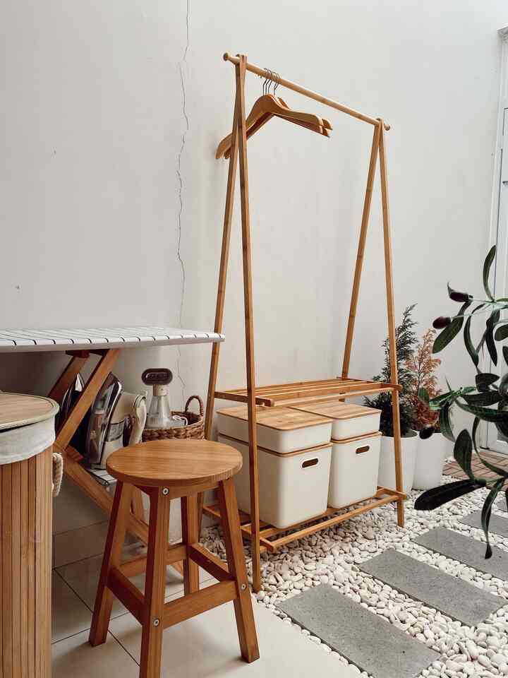 area ruang laundry yg didominasi dengan furniture serba kayu 😍 ruangan ini berada di area paling belakang bagian rumah, untuk area jemur menggunakan atap kanopi solarflat agar sinar matahari masuk dan ruangan menjadi terang.

#LaundryRoom #RuangCuci #DecorLowBudget #LaundryArea #RumahAesthetic
