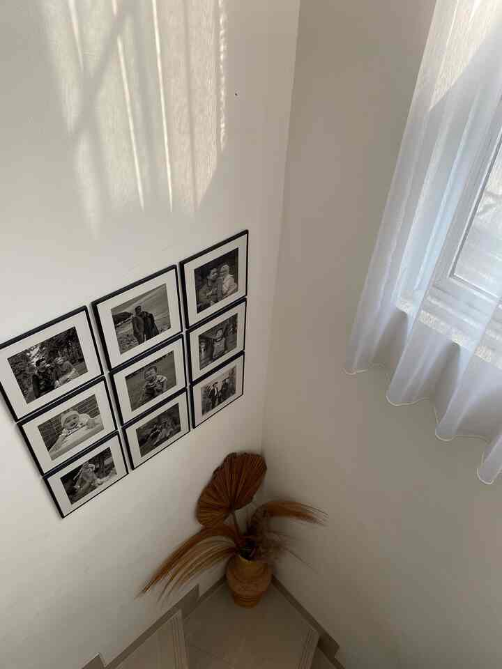Ada yang baru di rumahrafa, yups sekarang ada photo wall di area tangga ini. 
Dari awal area tangga ini memang sengaja dibikin simpel, tapi ternyata kemarin ko kaya sepi banget gitu, akhirnya aku tambahin photo wall disini, warnanya monokrom biar tetep simpel ga banyak warna warna lain. 

#photowall
#walldecor
#wallart
#homestyling
#homedecor
#rumahcluster