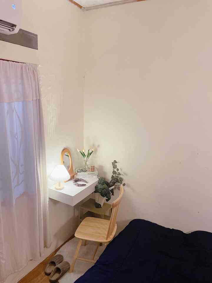 
Night vibe meja rias minimalis di sudutruang. Memakai ambalan laci warna putih, ini sangat menghemat space di ruangan yang terbatas. Dengan menambahkan beberapa tanaman artificial, lampu dengan cahaya hangat, kursi kayu, membuat meja rias yang minimalis ini terasa lebih hidup dan lebih nyaman. 

#dressingtable
#mejariasminimalis
#minimalistdressingtable
#dekorlowbudget
#tangerang
#minimalist