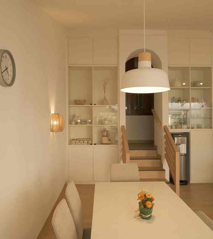 Ini adalah benda favorit yang aku suka di ruangan ini.
Yang pertama adalah lampu gantung yang disimpan di meja makan.
Bentuknya yang simpel dan warnanya yang natural membuat cocok untuk disimpan di ruangan ini.
Yang kedua adalah lampu dinding yang modelnya alami seperti rotan.
Ketiga adalah alat dispenser yang biasa dipakai untuk menyimpan air minum.
Modelnya yang simpel dan ringkes, dan cara pakai yang mudah membuatnya sangat simpel disimpan di dapur. 

#BendaFavorit #RecommendedFurniture #RecommendedDecorItem #homestyling #koreanaesthetic #bandung